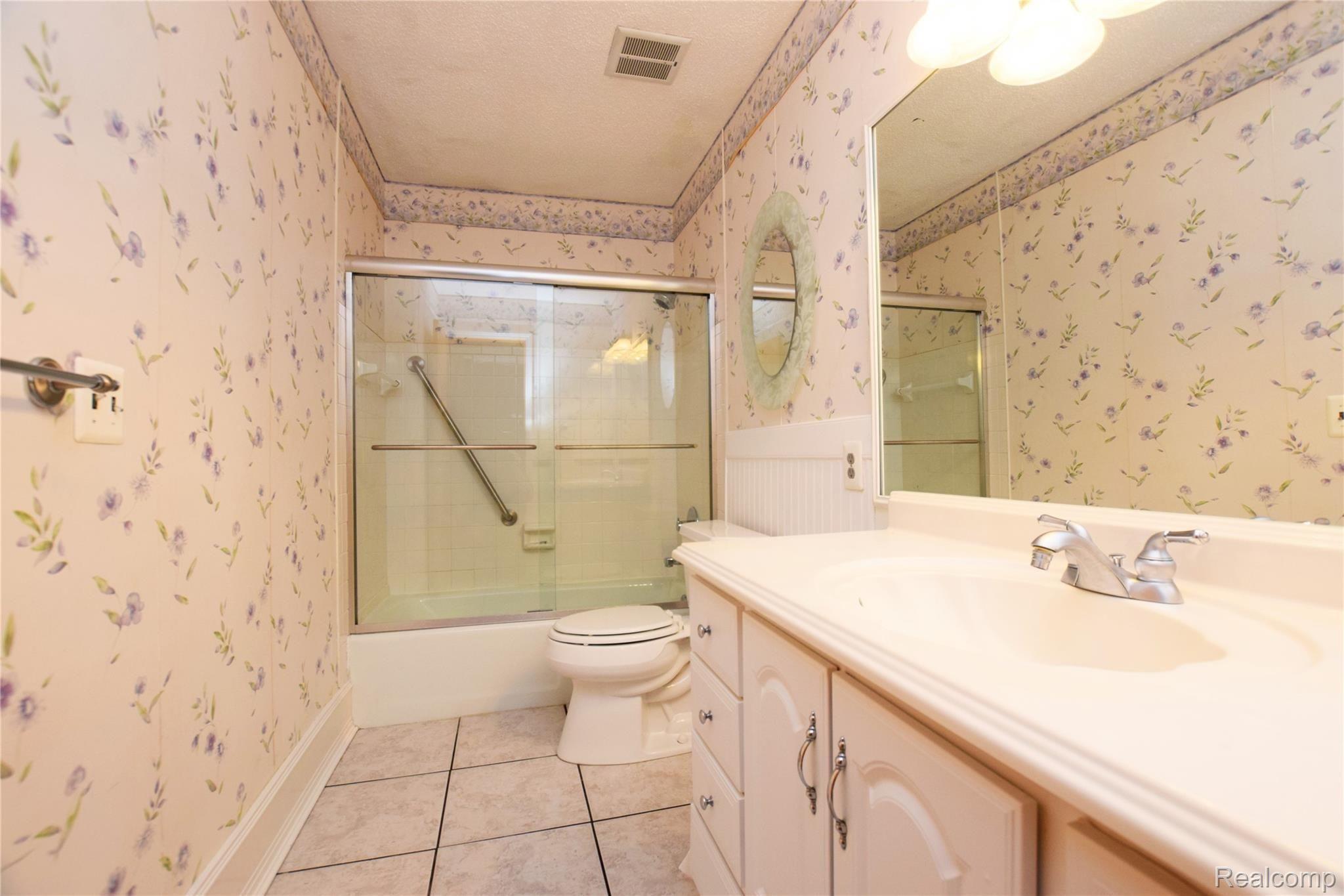 6368 Yorkshire North Riding Road Flint, MI 48532 - Photo 12 of 15 Full Bath 2