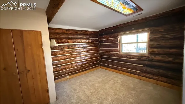 a view of a house with backyard and garden