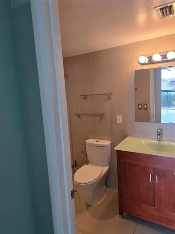 a view of entryway with a bathtub