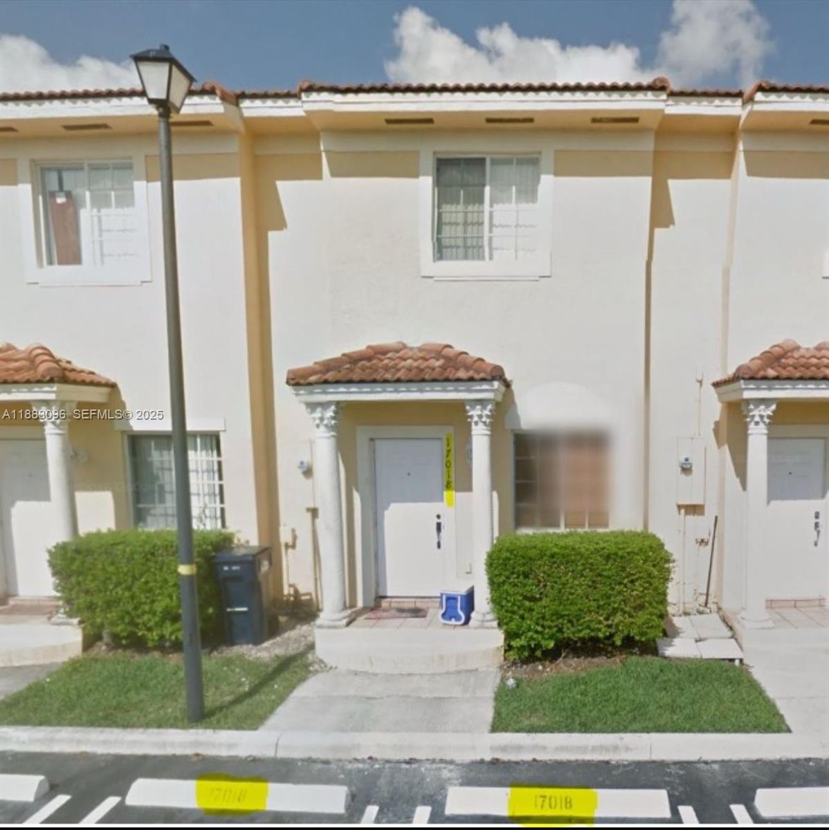 a view of a house with a yard