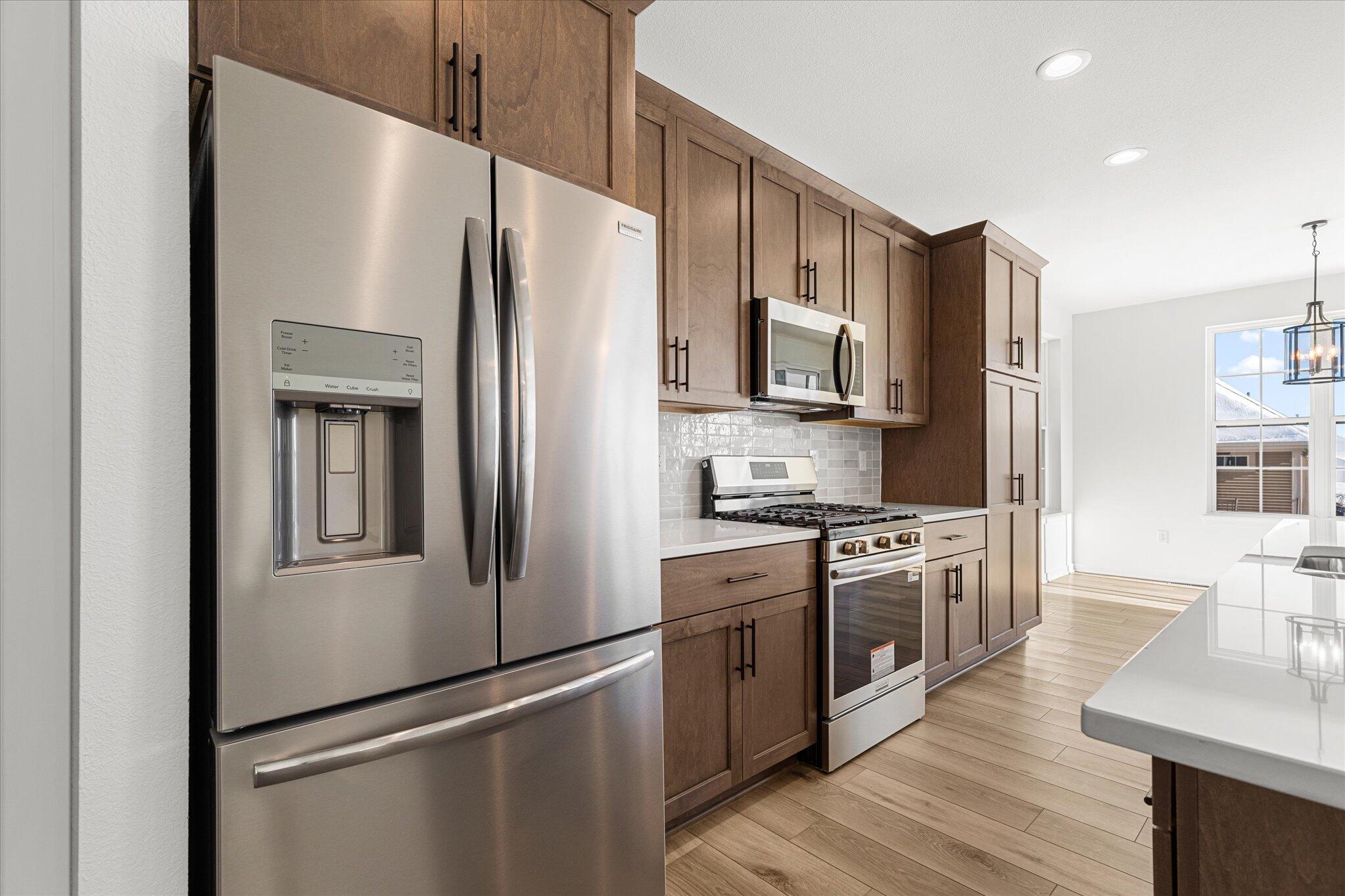 674 Mary Way Slinger, WI 53086 - Photo 4 of 24 674 Mary Way 04 Kitchen