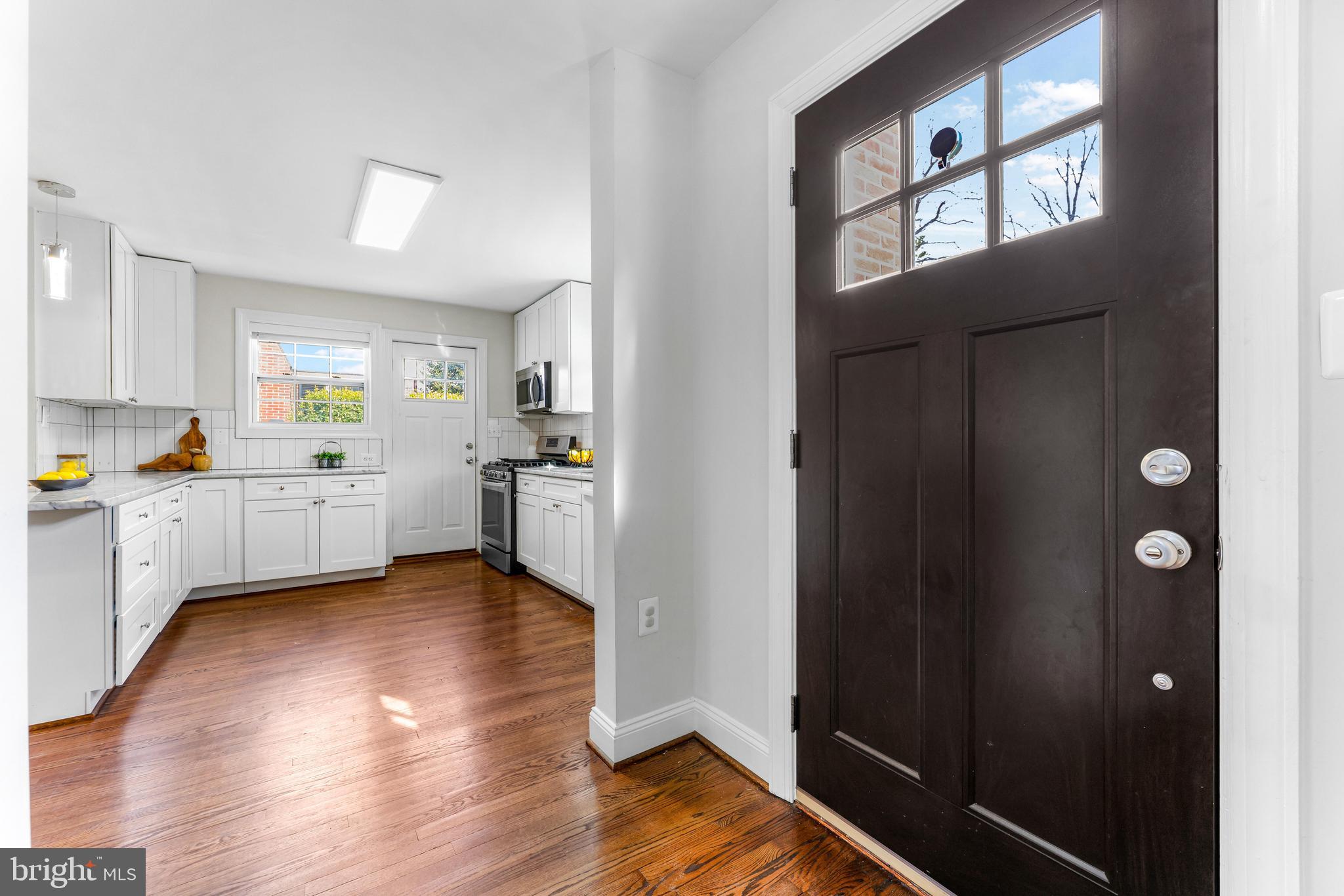 5512 Woodlawn Road Baltimore, MD 21210 - Photo 4 of 46 Foyer