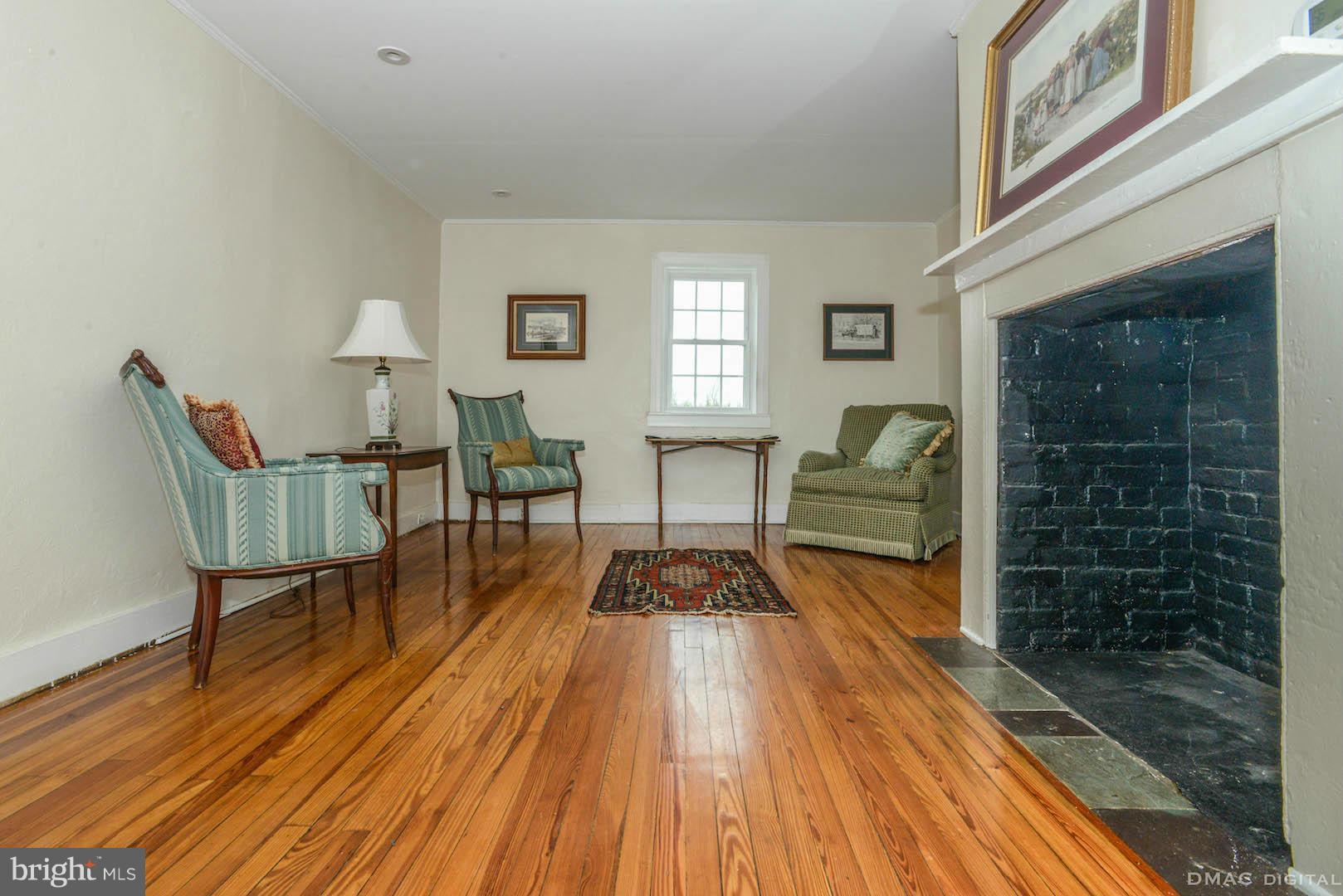 16846 Bullfrog Road Taneytown, MD 21787 - Photo 5 of 30 Living Room