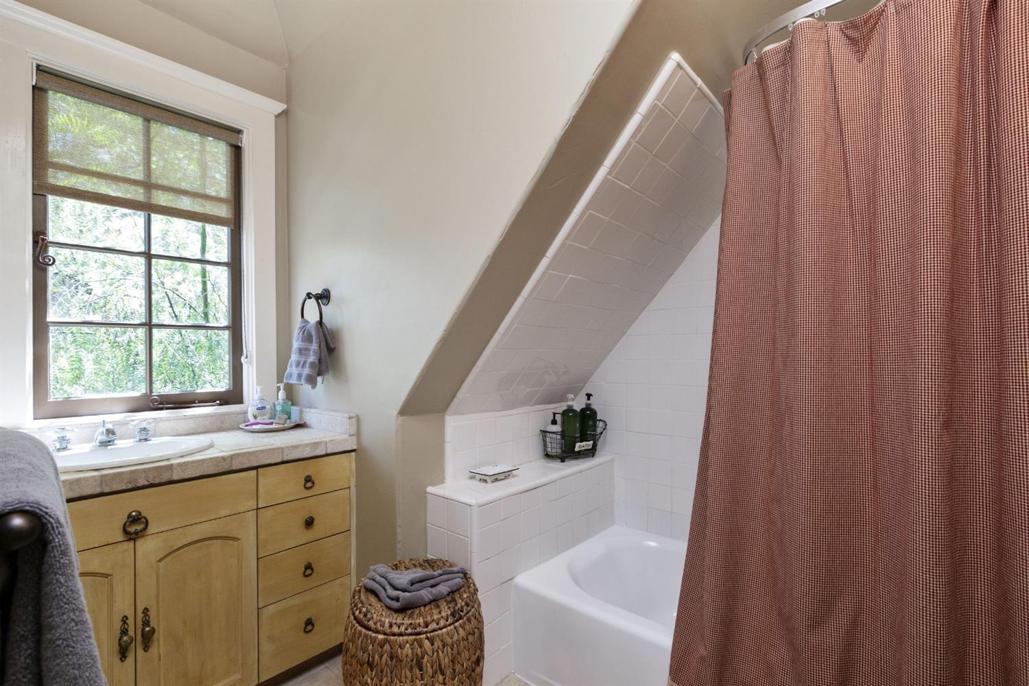 267 Fairview Road Ojai, CA 93023 - Photo 22 of 50 a bathroom with a sink a toilet and a tub