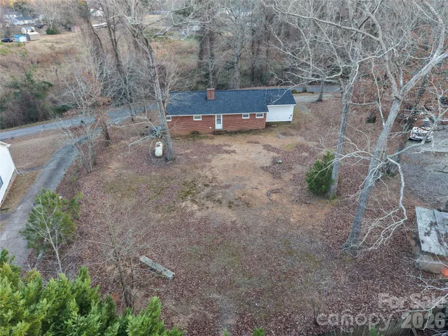 a view of a backyard