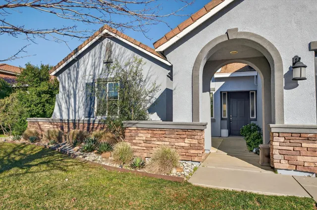 a view of entrance gate of house