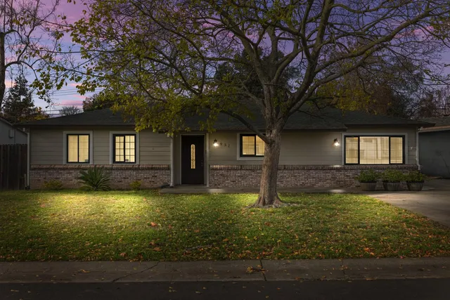 a view of a house with a yard