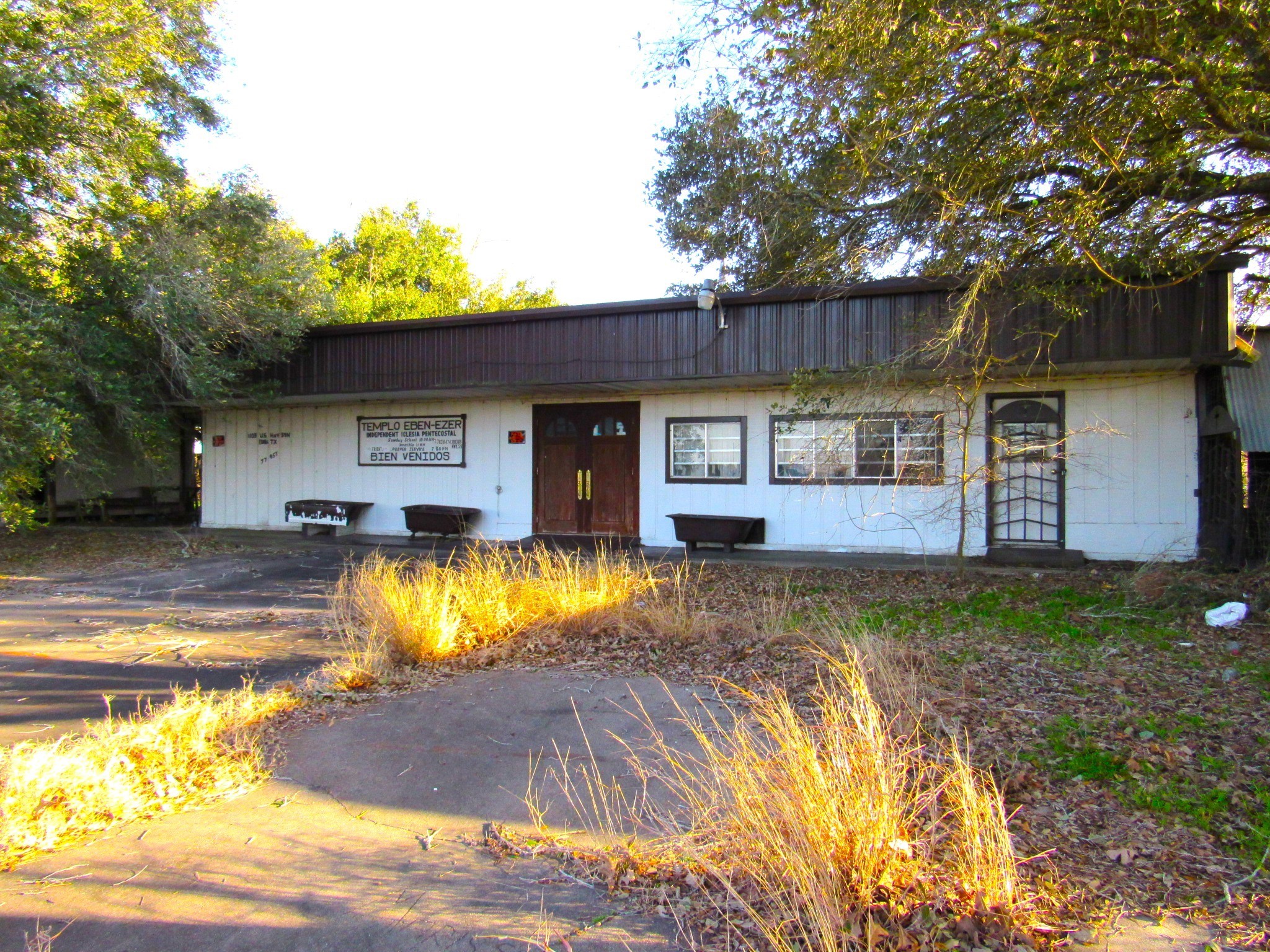 1103 Highway 59 Edna, TX 77957 - Photo 14 of 26 a view of a house with pool yard and a chairs
