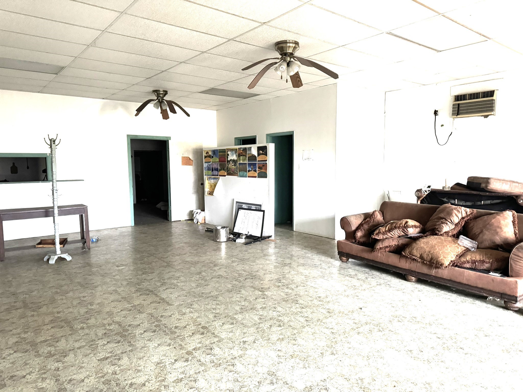 1103 Highway 59 Edna, TX 77957 - Photo 3 of 26 a living room with furniture