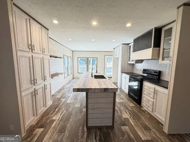 a view of a livingroom with wooden floor and ceiling fan