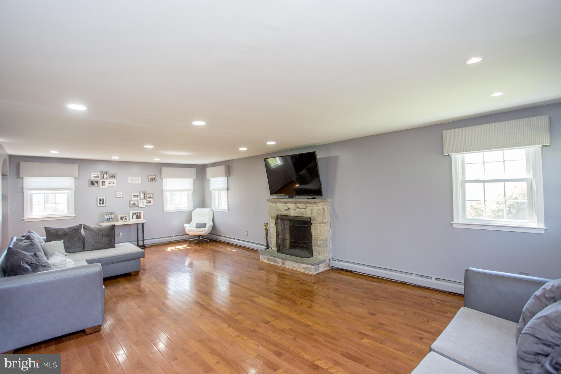 3852 Shelley Road Huntingdon Valley, PA 19006 - Photo 16 of 115 Living room