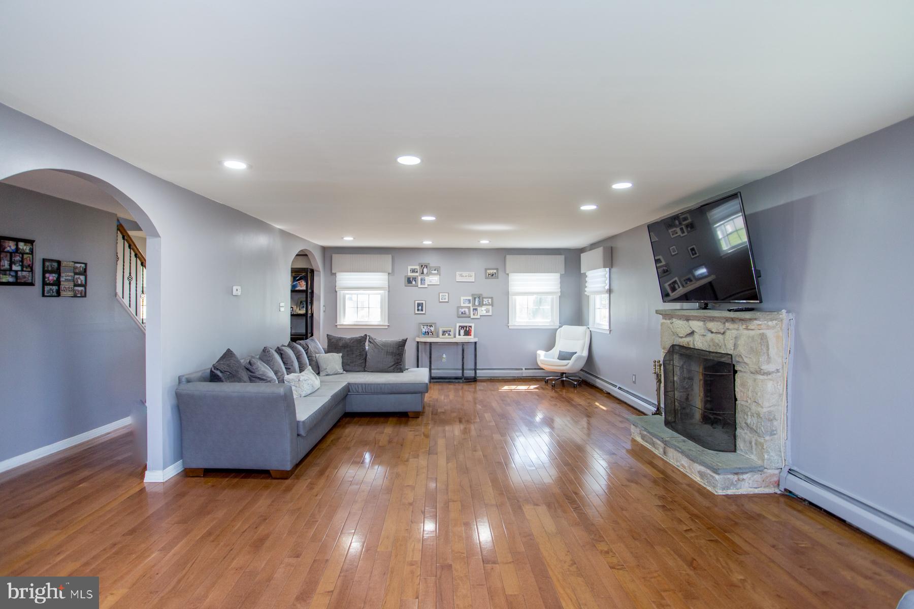 3852 Shelley Road Huntingdon Valley, PA 19006 - Photo 18 of 115 Living room