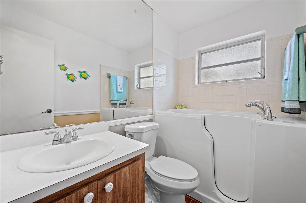 219 Norfolk Road Jupiter, FL 33469 - Photo 17 of 29 21-LUX9901