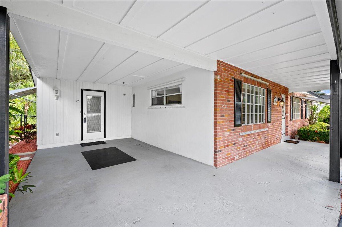 219 Norfolk Road Jupiter, FL 33469 - Photo 2 of 29 02-LUX9806