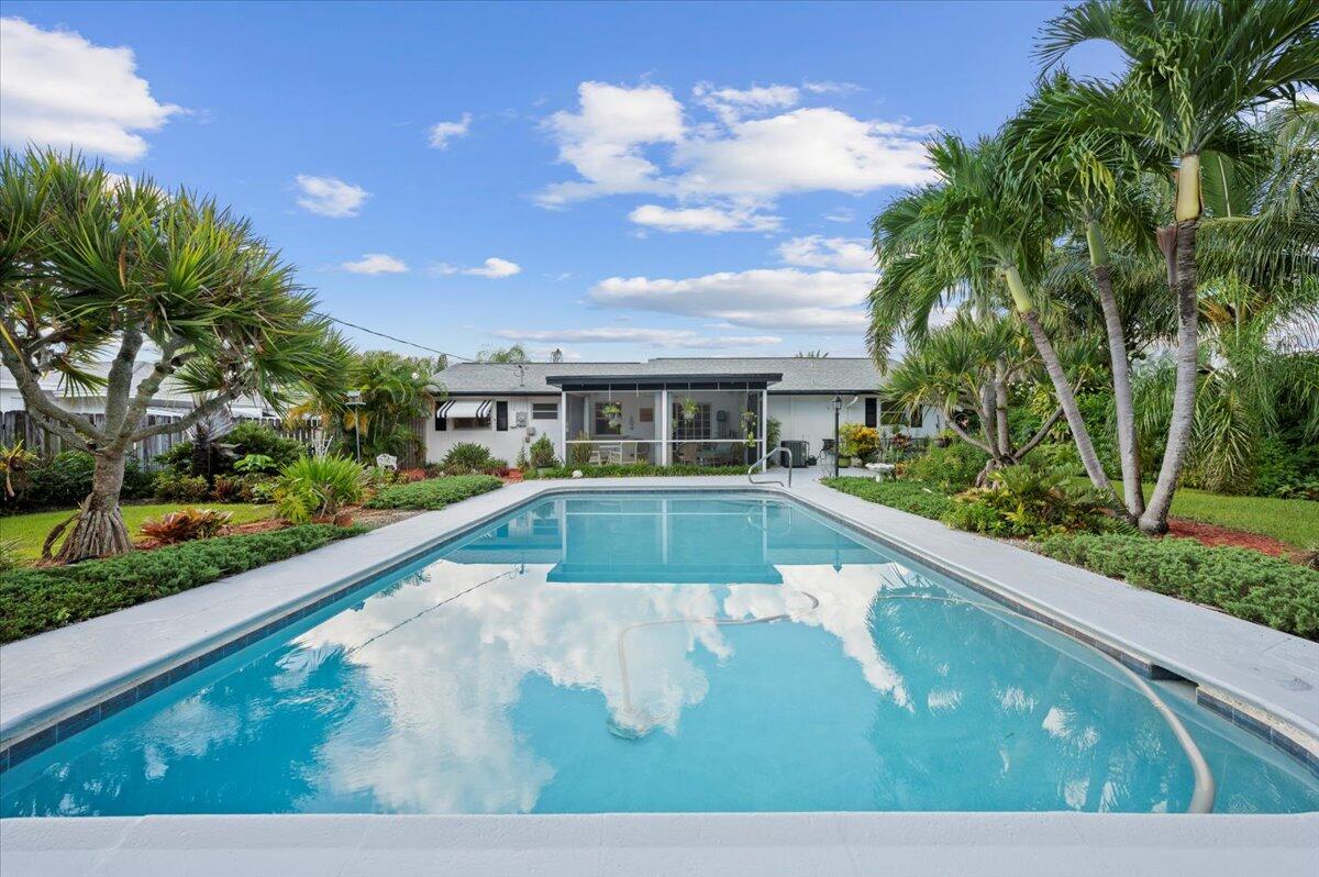 219 Norfolk Road Jupiter, FL 33469 - Photo 3 of 29 03-LUX9811