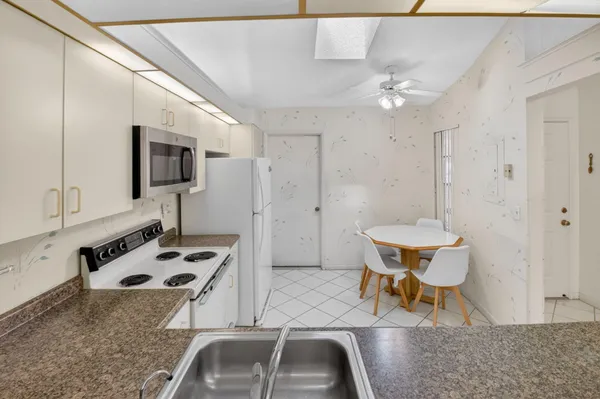 $299,999 | 5900 Sunswept Lane, Unit A, Boynton Beach, FL 33437