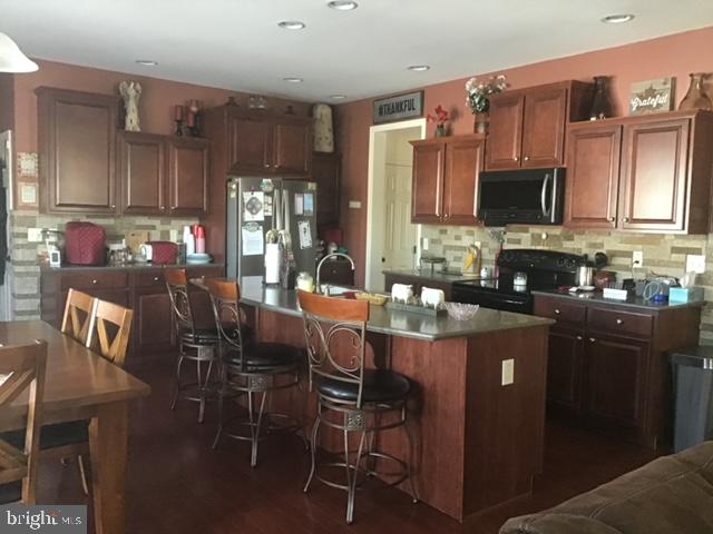 646 Saddle Road Palmyra, PA 17078 - Photo 7 of 18 Kitchen with stone backsplash - hardwood floors