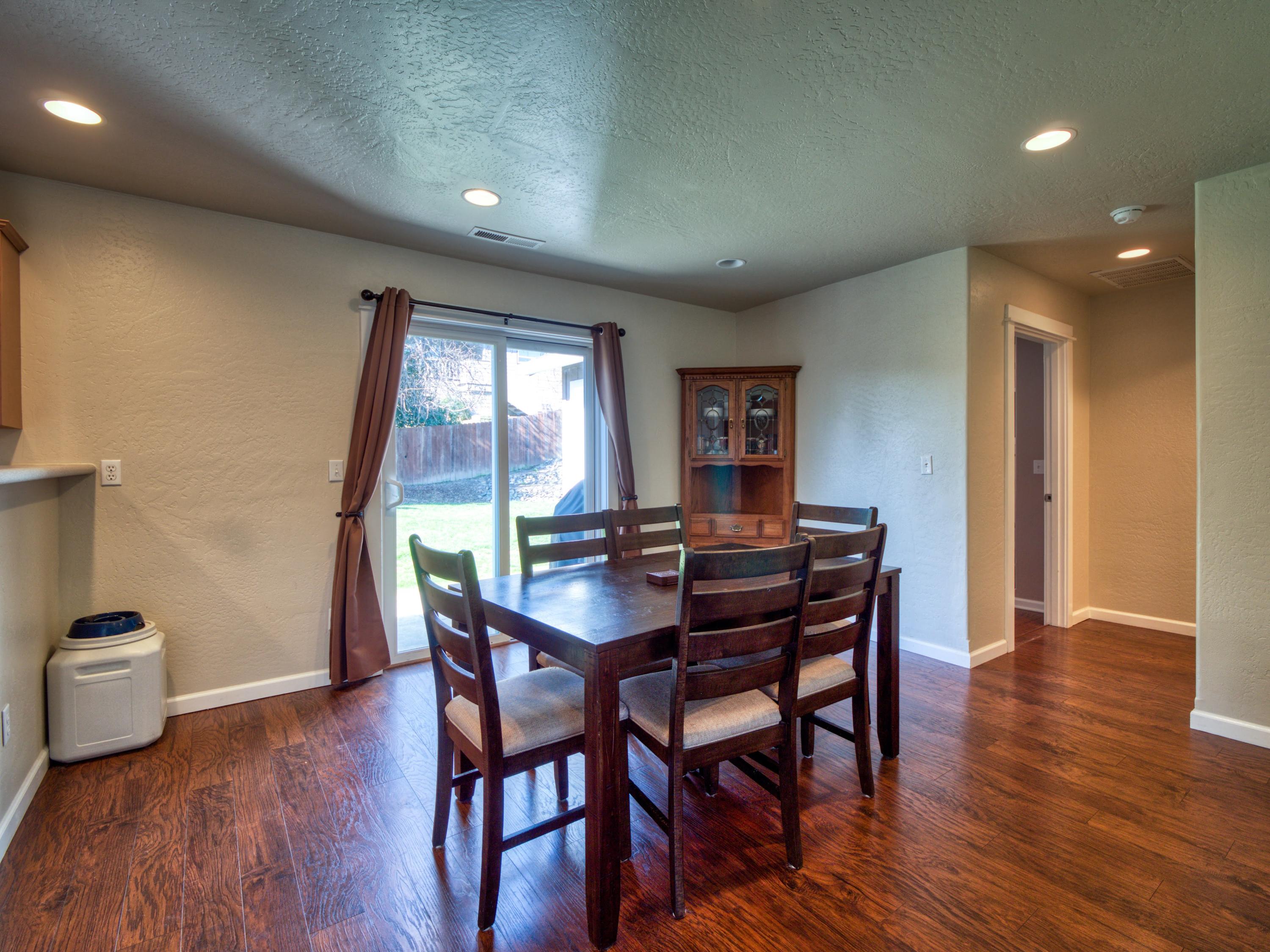 946 Ridgeview Drive Eagle Point, OR 97524 - Photo 17 of 32 Dining 1