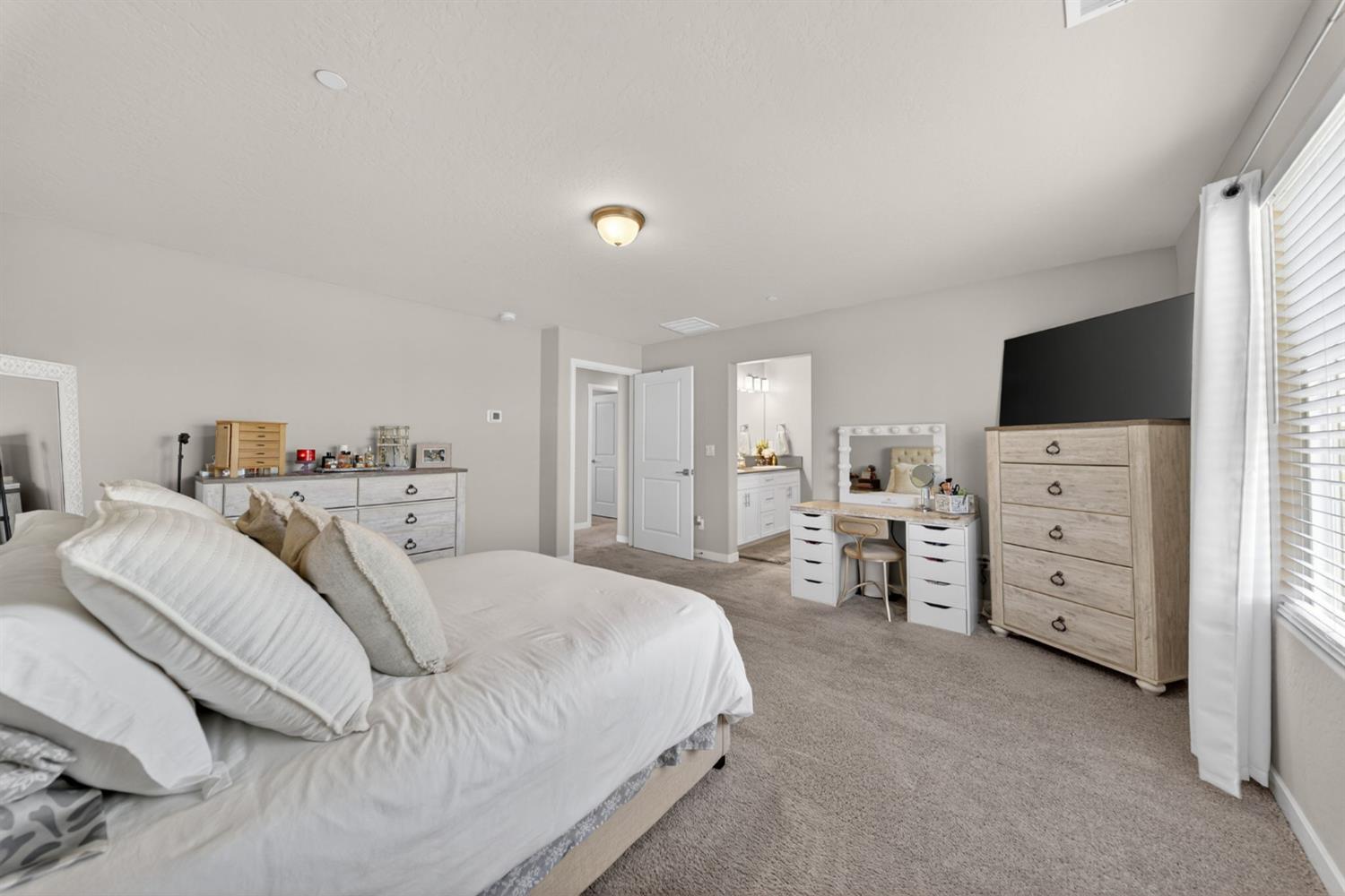 4219 North Reed Avenue Fresno, CA 93723 - Photo 22 of 38 Primary Bedroom