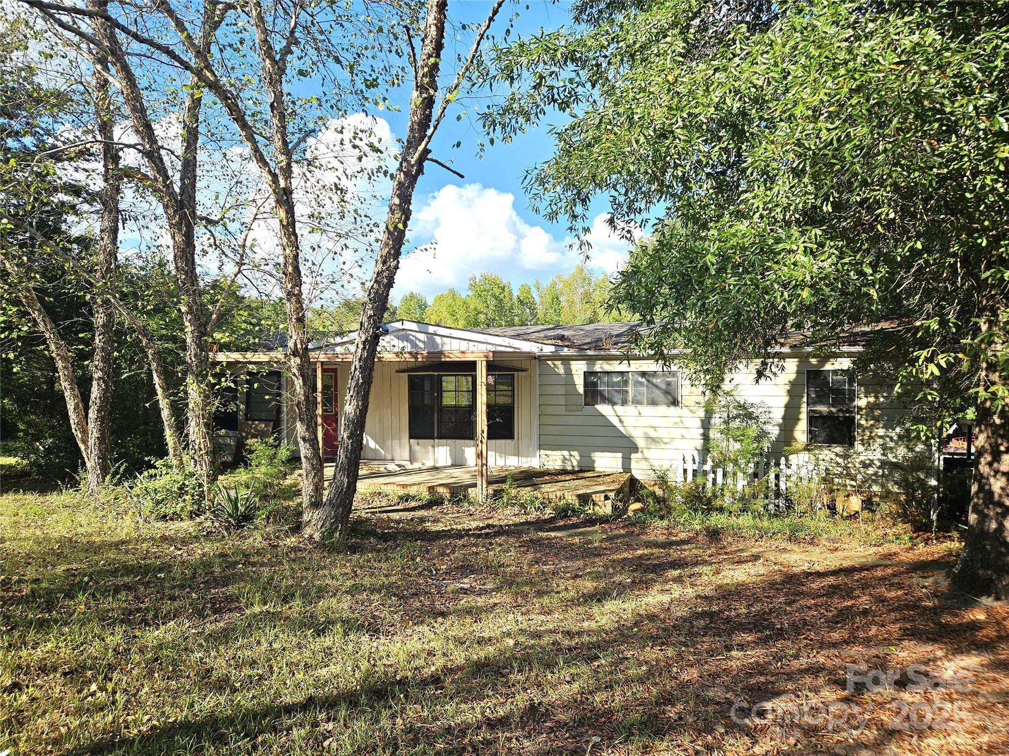 a view of a house with backyard