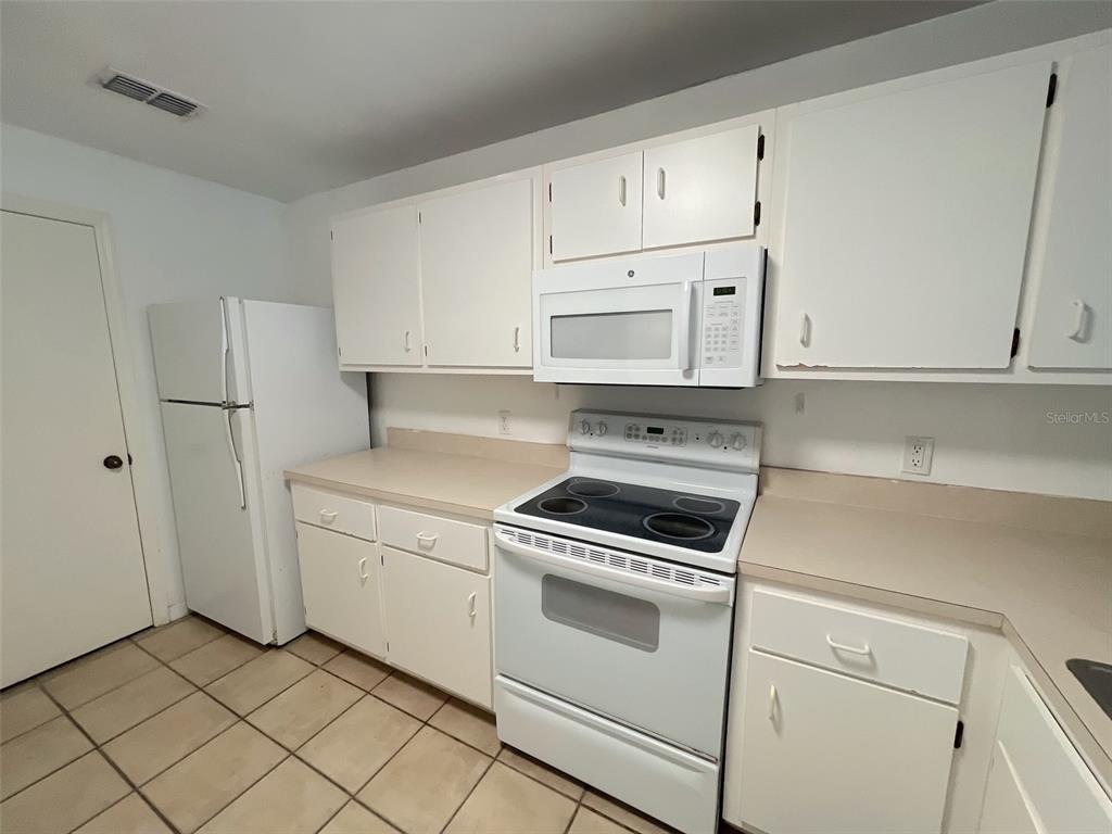 4700 Southwest Archer Road, Unit D30 Gainesville, FL 32608 - Photo 3 of 21