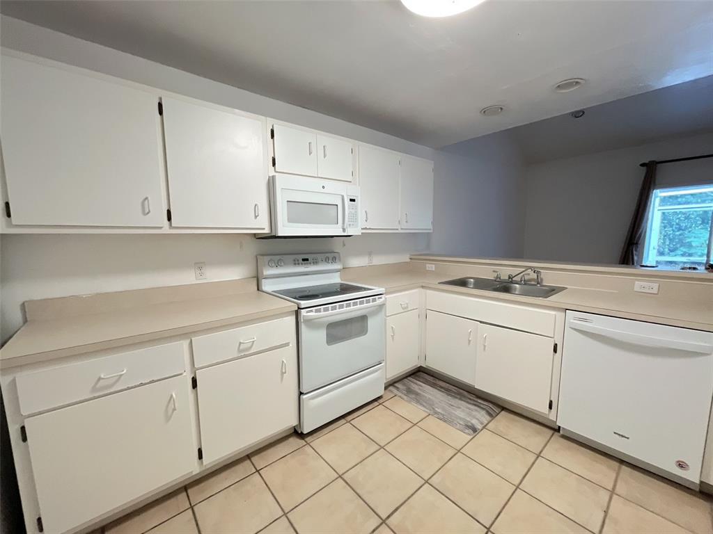 4700 Southwest Archer Road, Unit D30 Gainesville, FL 32608 - Photo 4 of 21
