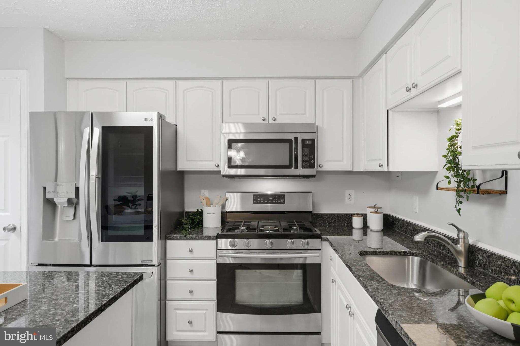 2512 Summers Ridge Drive Odenton, MD 21113 - Photo 15 of 37 a kitchen with granite countertop a sink stove and refrigerator