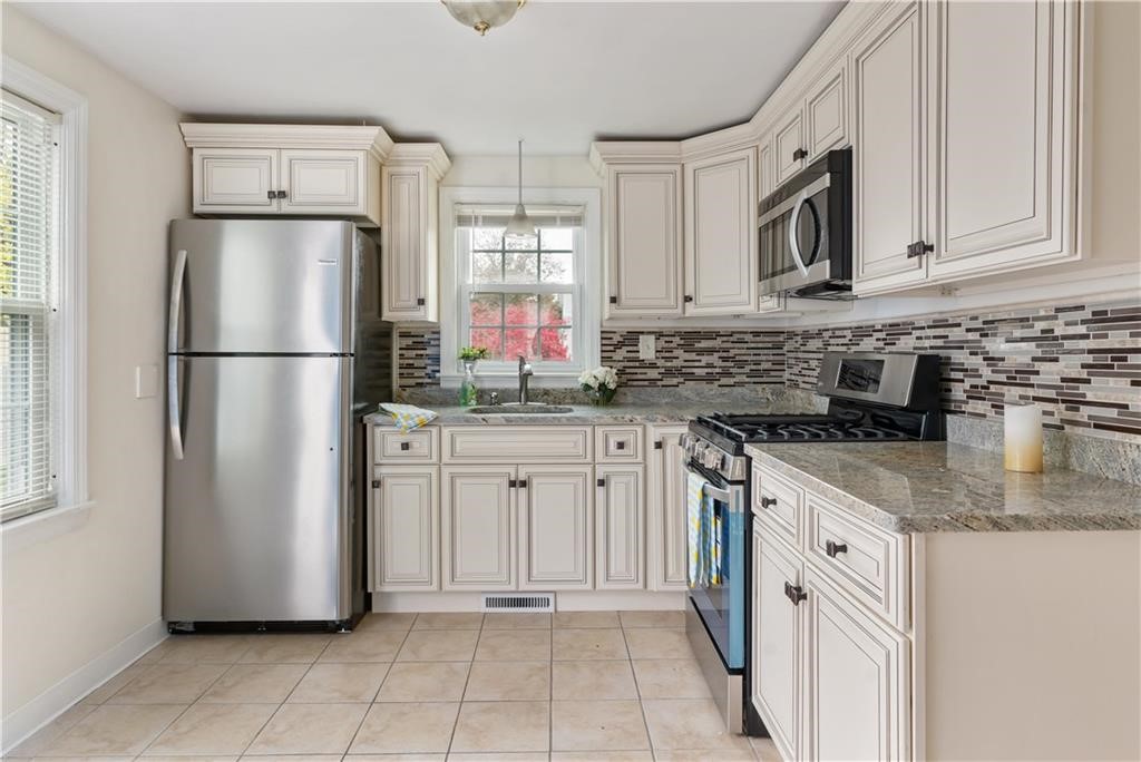 40 Haverford Road Warwick, RI 02886 - Photo 7 of 16 Gallery Image 7