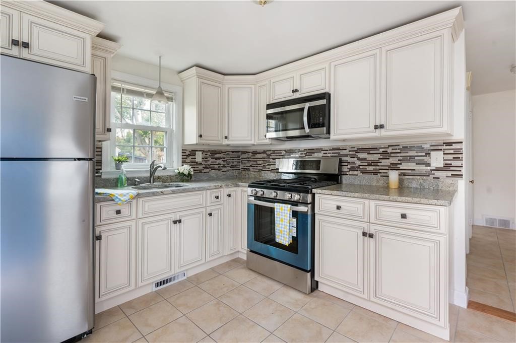 40 Haverford Road Warwick, RI 02886 - Photo 8 of 16 Gallery Image 8