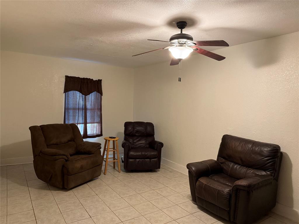 58 Roberts Road Mineral Wells, TX 76067 - Photo 17 of 28 a living room with furniture