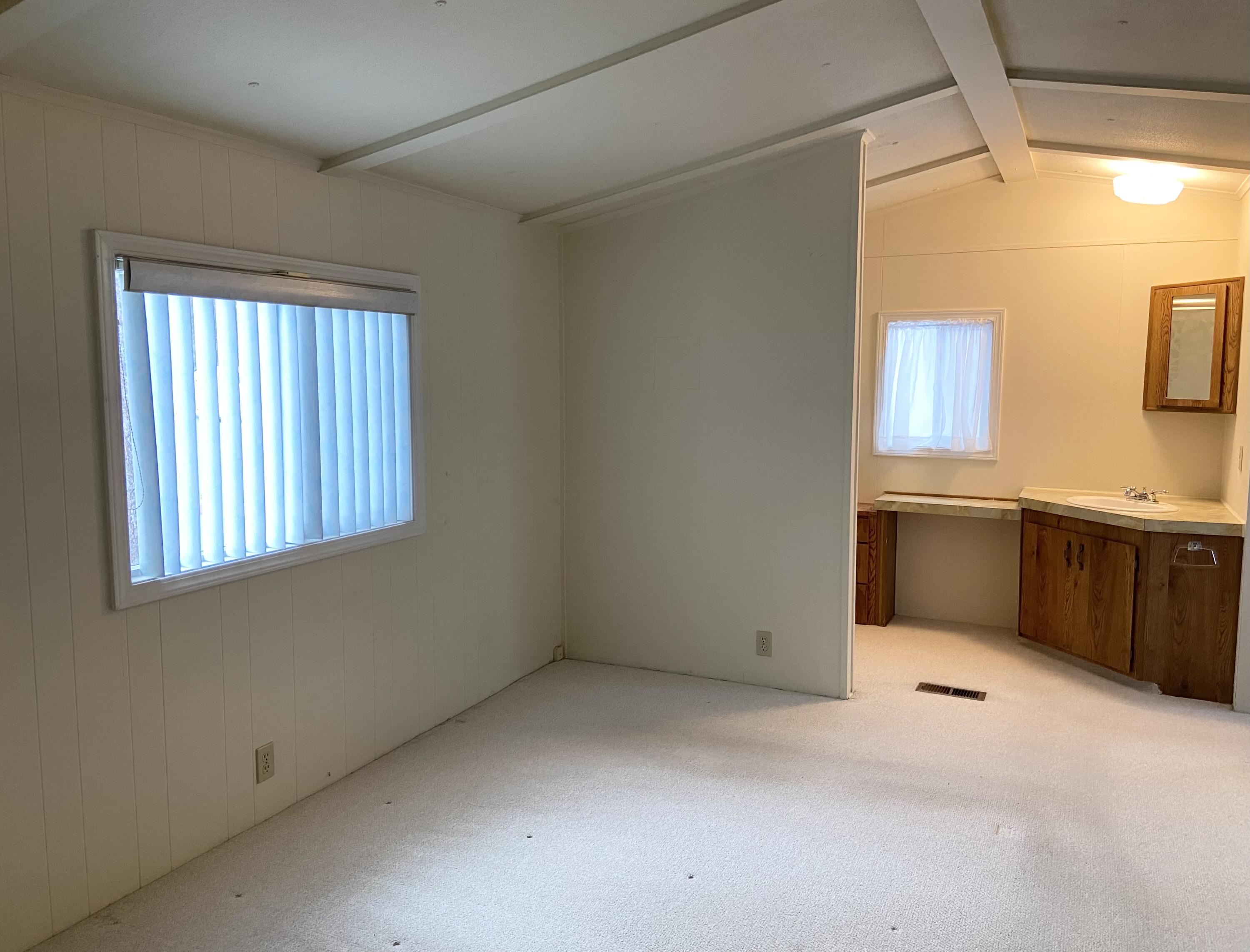 52731 Huntington Road, Unit 33 La Pine, OR 97739 - Photo 8 of 18 Primary bedroom