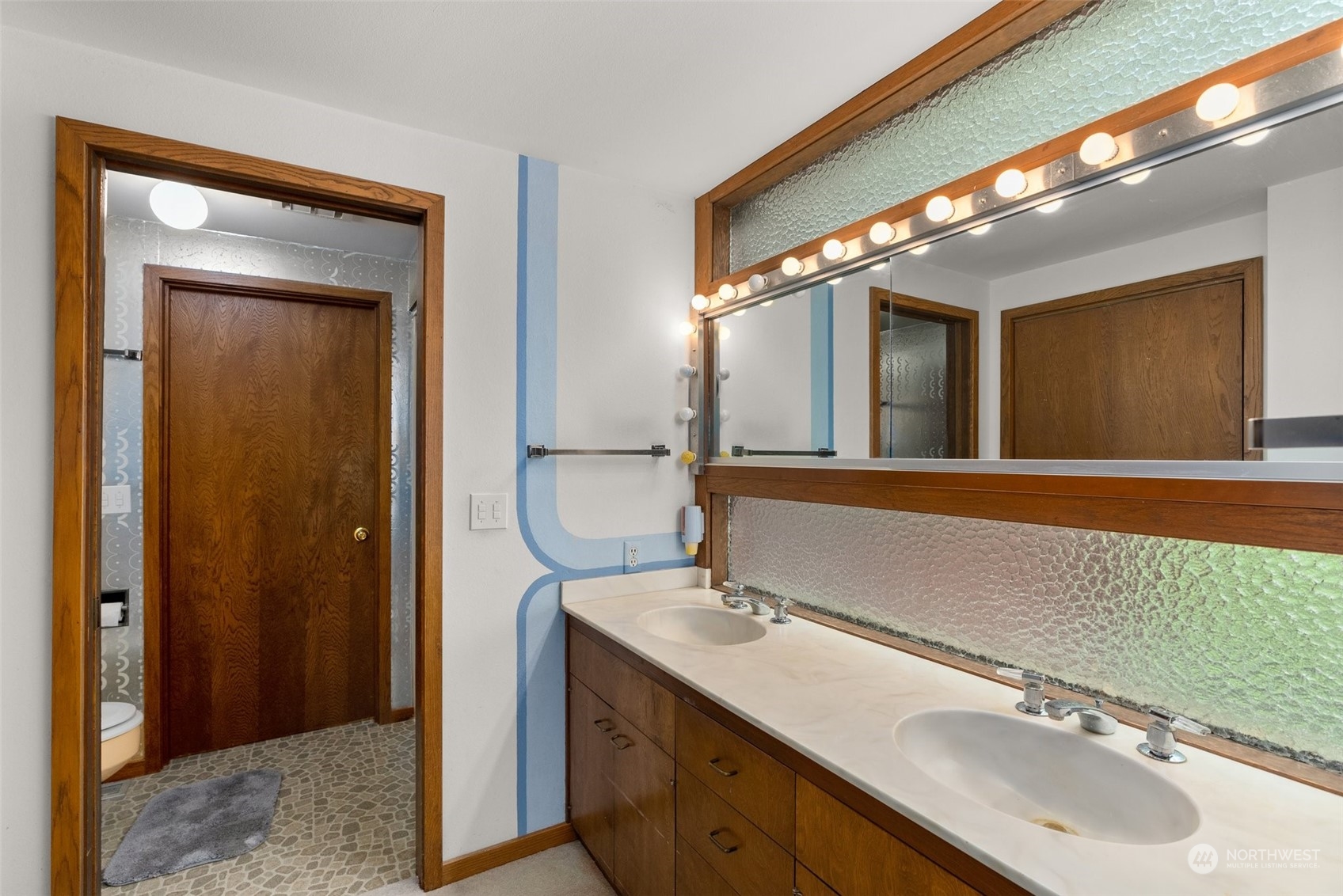 289 Kennicott Road Chehalis, WA 98532 - Photo 16 of 40 a bathroom with a double vanity sink and a mirror