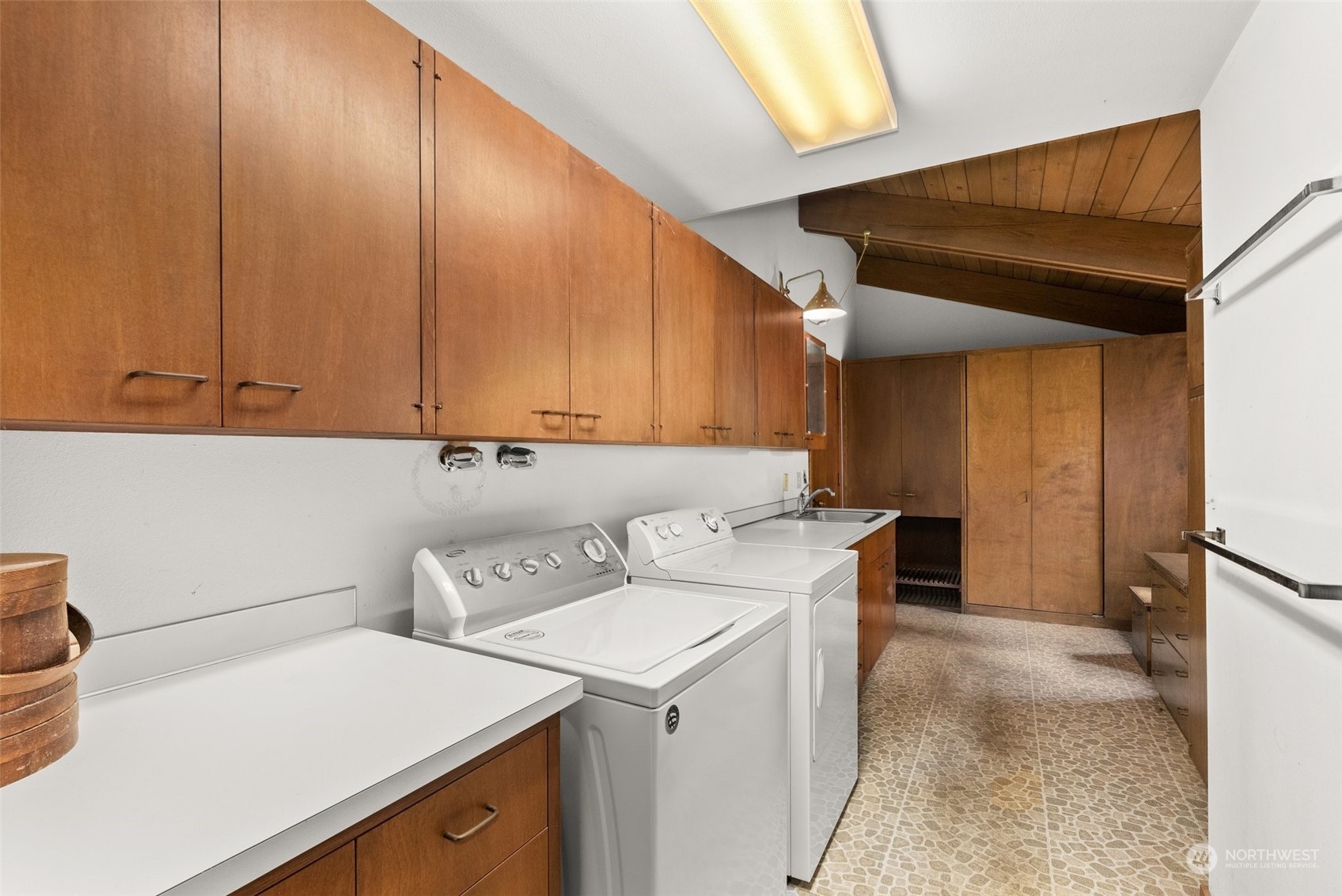 289 Kennicott Road Chehalis, WA 98532 - Photo 17 of 40 a utility room with dryer and washer
