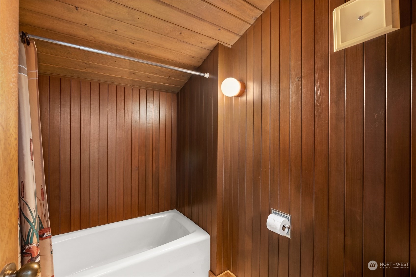 289 Kennicott Road Chehalis, WA 98532 - Photo 25 of 40 a bathroom with a bathtub
