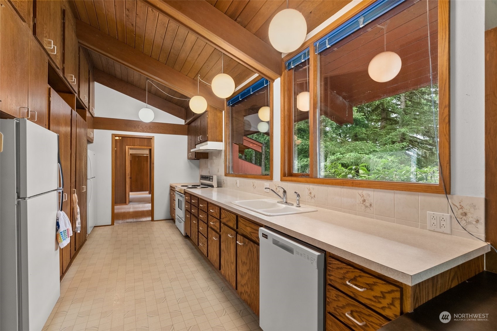 289 Kennicott Road Chehalis, WA 98532 - Photo 7 of 40 a kitchen with a stove a sink and a refrigerator