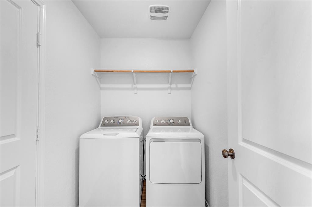 516 Rancho Del Cielo Loop Jarrell, TX 76537 - Photo 15 of 33 a utility room with dryer and washer