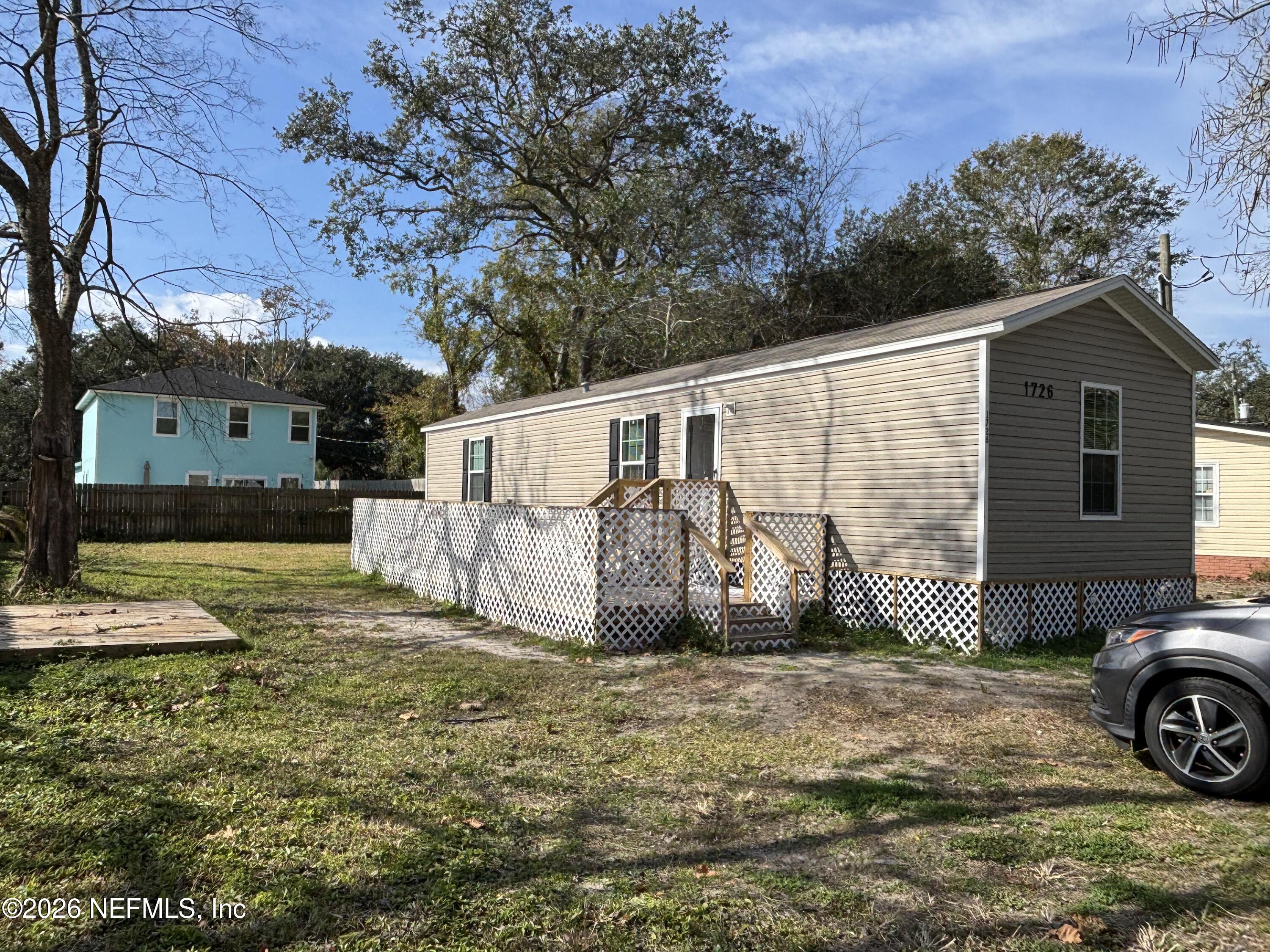 a view of a house with backyard