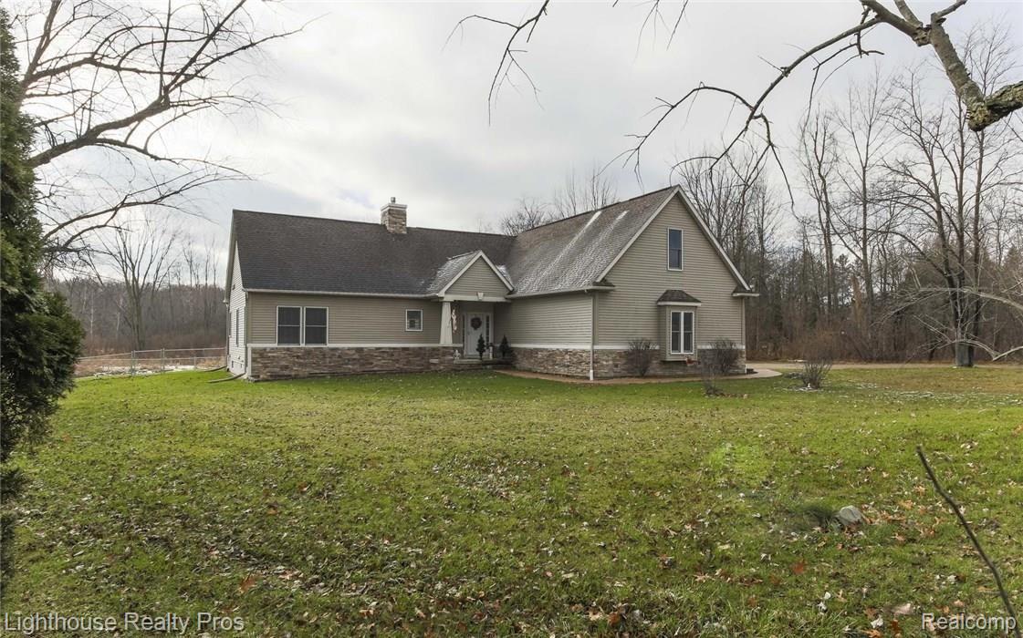 6180 Brophy Road Howell, MI 48855 - Photo 2 of 29 Huge front yard!