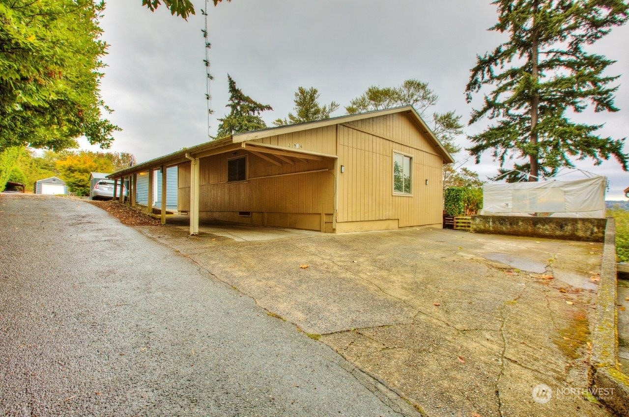 a view of a house with a yard
