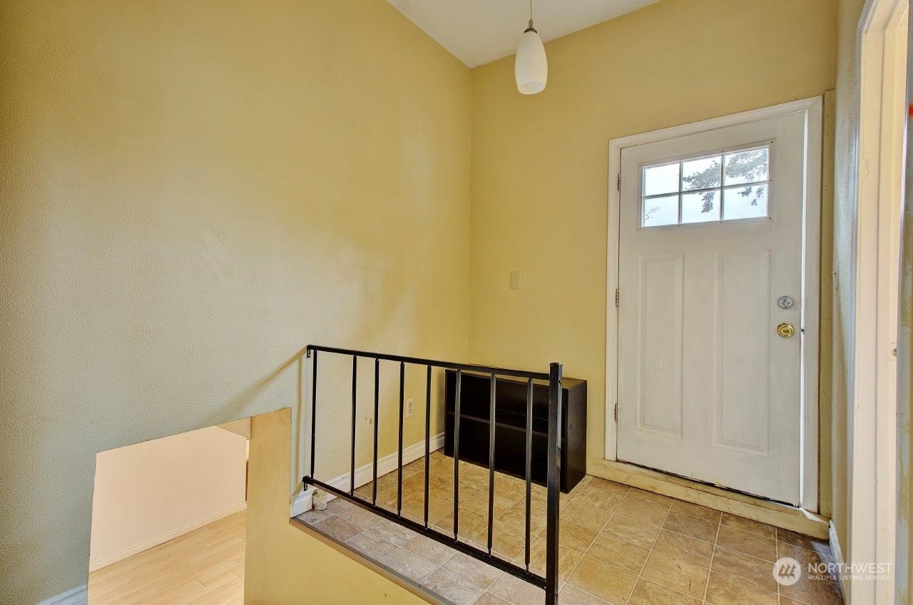 3906 South Pilgrim Street Seattle, WA 98118 - Photo 12 of 29 a view of a hallway with windows