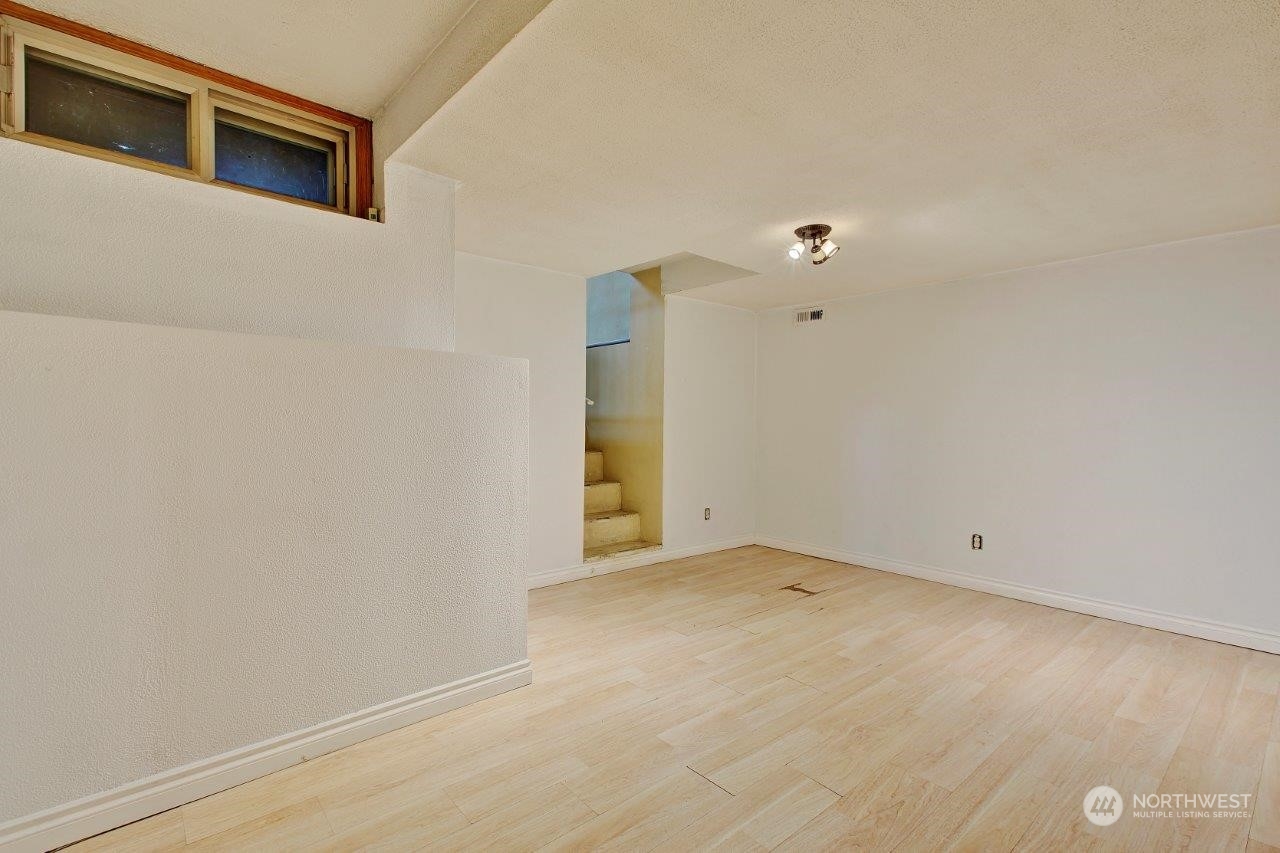 3906 South Pilgrim Street Seattle, WA 98118 - Photo 16 of 29 a view of an empty room