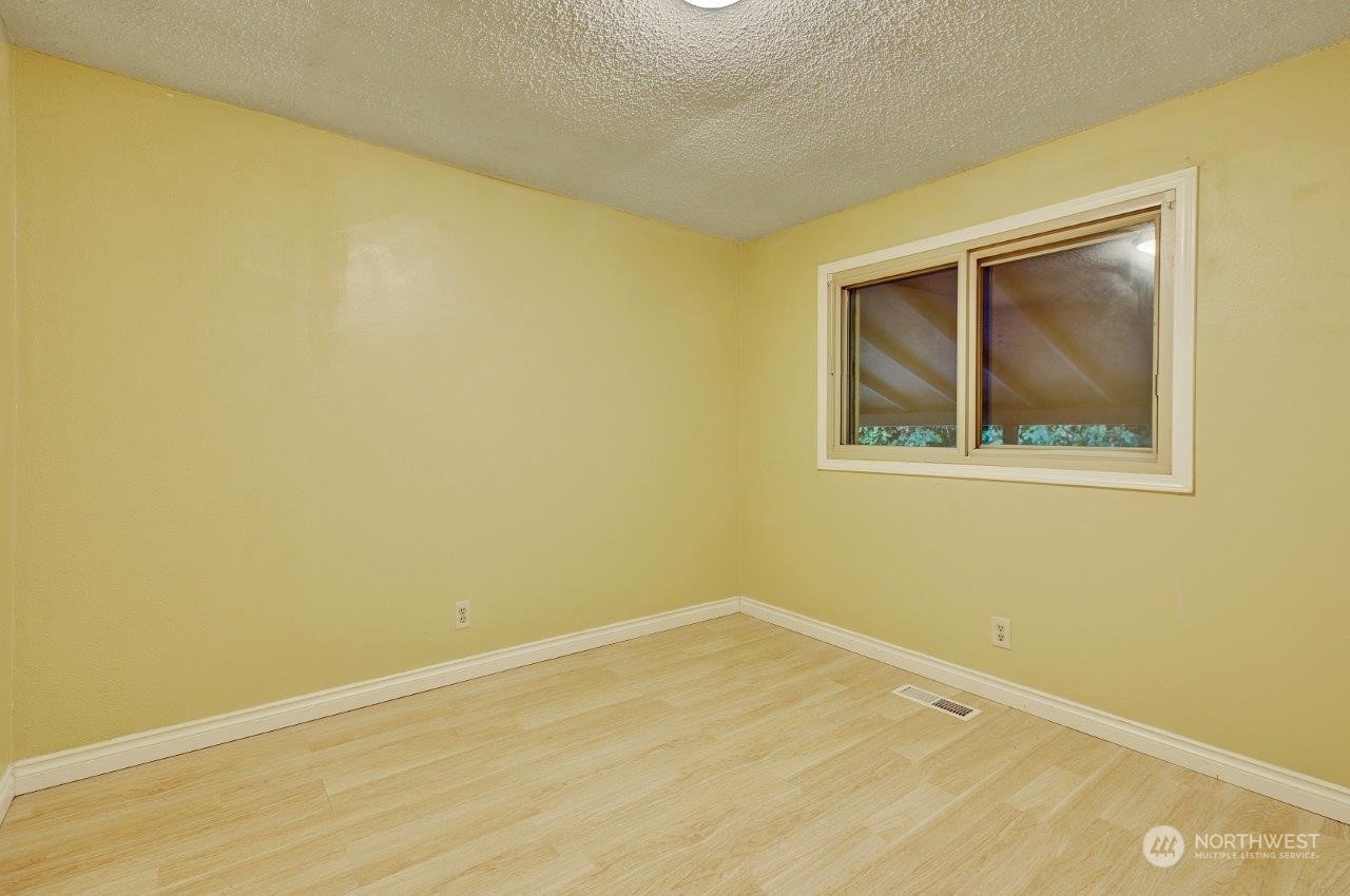 3906 South Pilgrim Street Seattle, WA 98118 - Photo 17 of 29 a view of an empty room