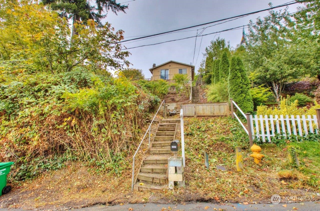 3906 South Pilgrim Street Seattle, WA 98118 - Photo 2 of 29 a view of entryway