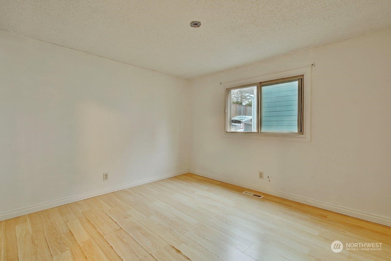 3906 South Pilgrim Street Seattle, WA 98118 - Photo 22 of 29 an empty room with a window