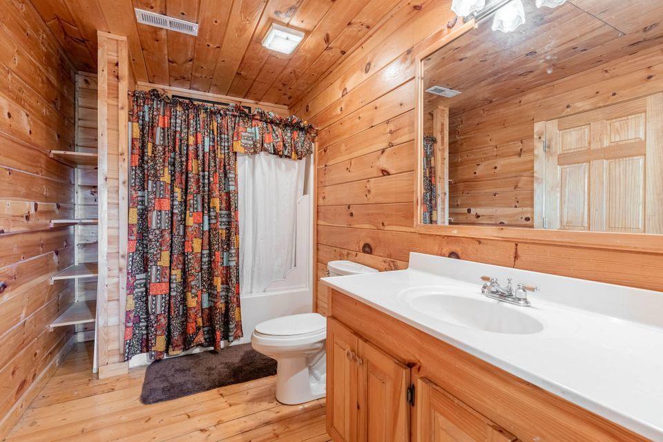 2010 Bluff Mountain Road Sevierville, TN 37876 - Photo 7 of 40 bathroom