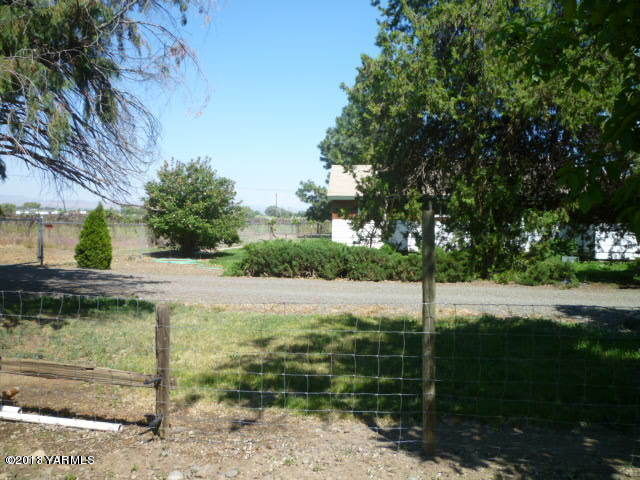 1330 Branch Road Toppenish, WA 98948 - Photo 13 of 22 a view of a garden
