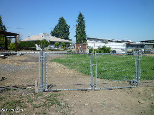 1330 Branch Road Toppenish, WA 98948 - Photo 14 of 22 a view of a house with a park