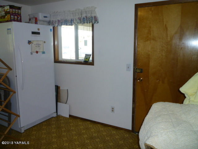 1330 Branch Road Toppenish, WA 98948 - Photo 17 of 22 a bedroom with a bed and a window