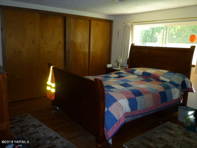 1330 Branch Road Toppenish, WA 98948 - Photo 18 of 22 a bedroom with a bed and a window