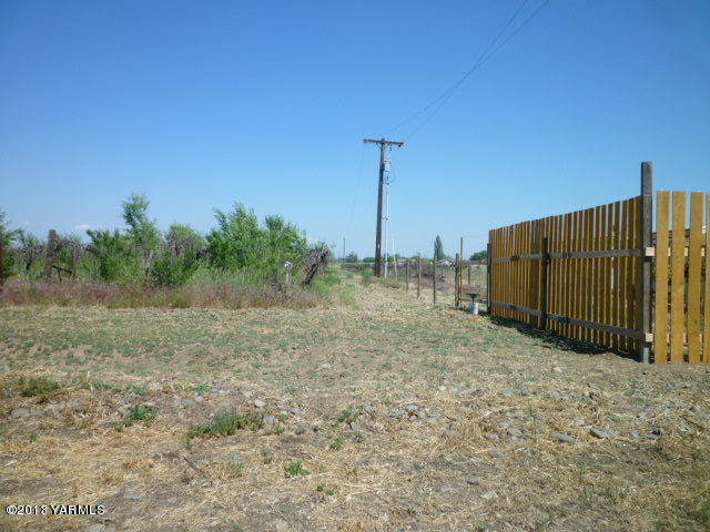 1330 Branch Road Toppenish, WA 98948 - Photo 19 of 22 a view of a backyard